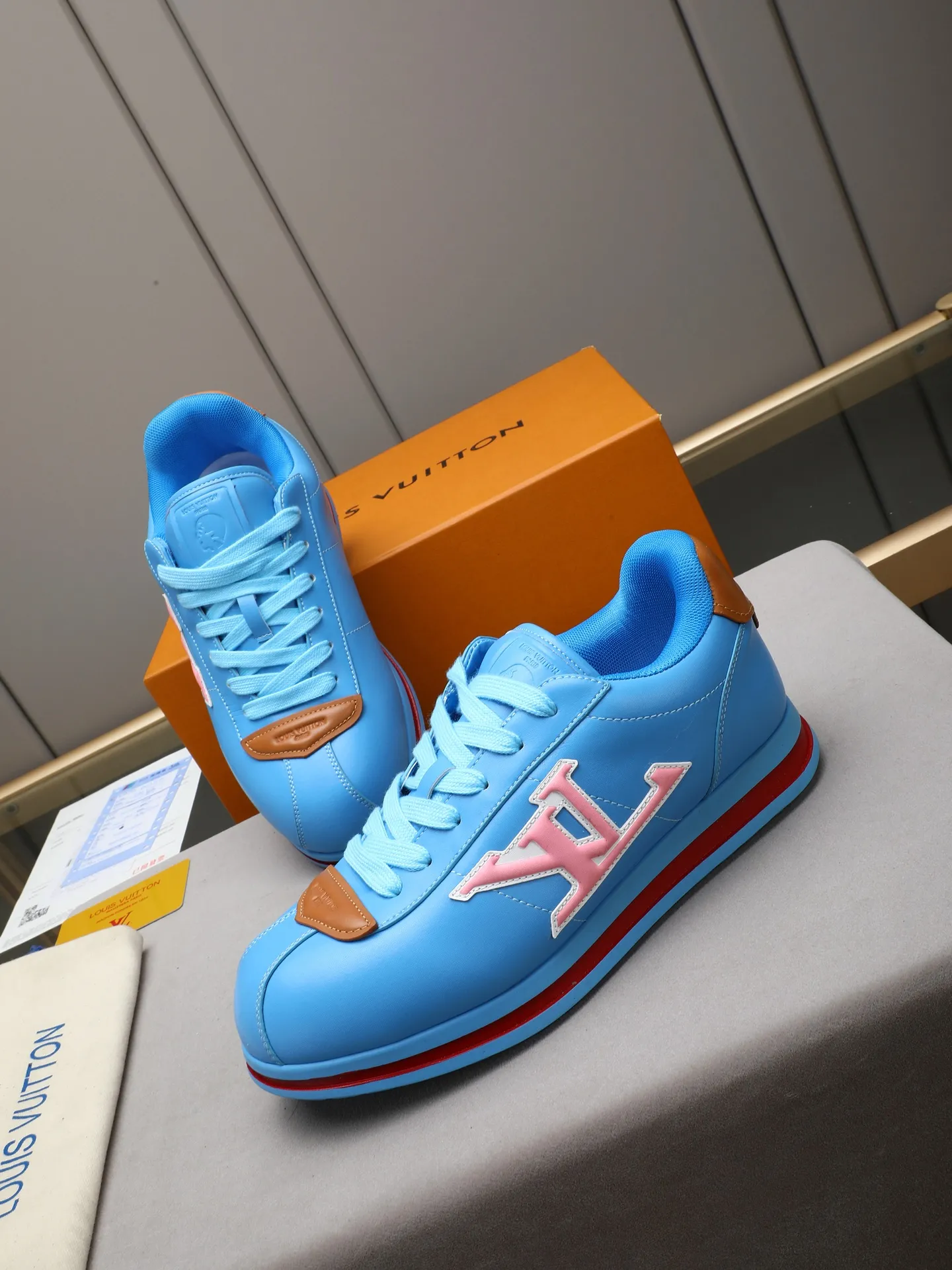 PP560 LV Louis Vuitton L Jialu Brand Runner Tatic Series Thick-soled Casual Sports Shoes Running Shoes Original purchase, development and production This LV Runner Tatic sports shoe combines technical materials such as mesh fabric and ribbons to interpret the inspiration of traditional mountaineering shoes. LV letters are written on one side, the lariat buckle of the quick lacing system is embellished with Monogram flowers and Louis Vuitton logos, and the light and wear-resistant rubber outsole completes the whole. ▪️Fabric: Original imported cowhide + mesh ▪️Inner lining: Original customized breathable mesh ▪️Sole: Original open-molded anti-slip rubber combination material ▪️Size: Men's 38-44 (customized for 45 and 46)